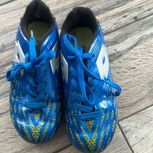 Youth soccer cleats